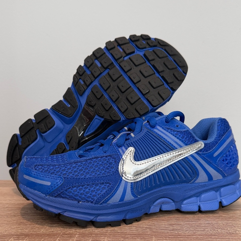 Never worn Women’s Nike Zoom Vomero 5 size 8.5, men’s size 7